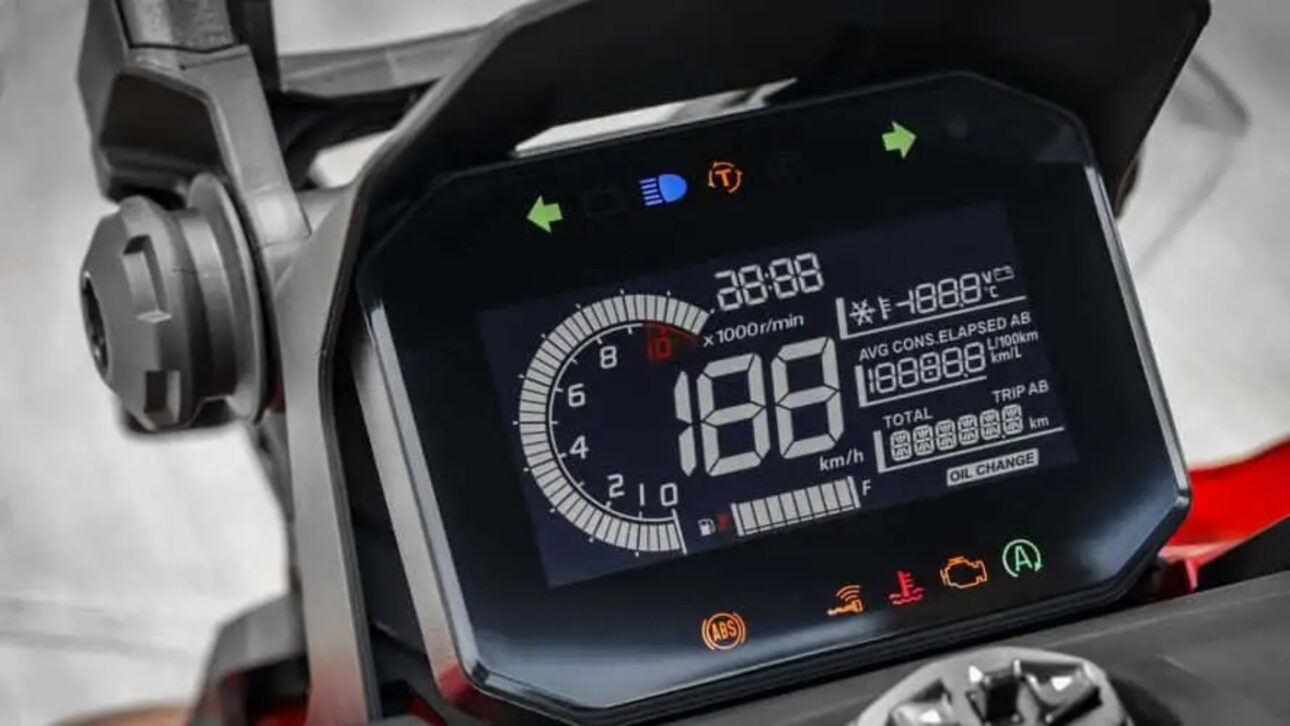 Honda ADV 160 combina motor moderno, até 40 km/l, ABS e HSTC, unindo economia, segurança e tecnologia em uma scooter versátil.