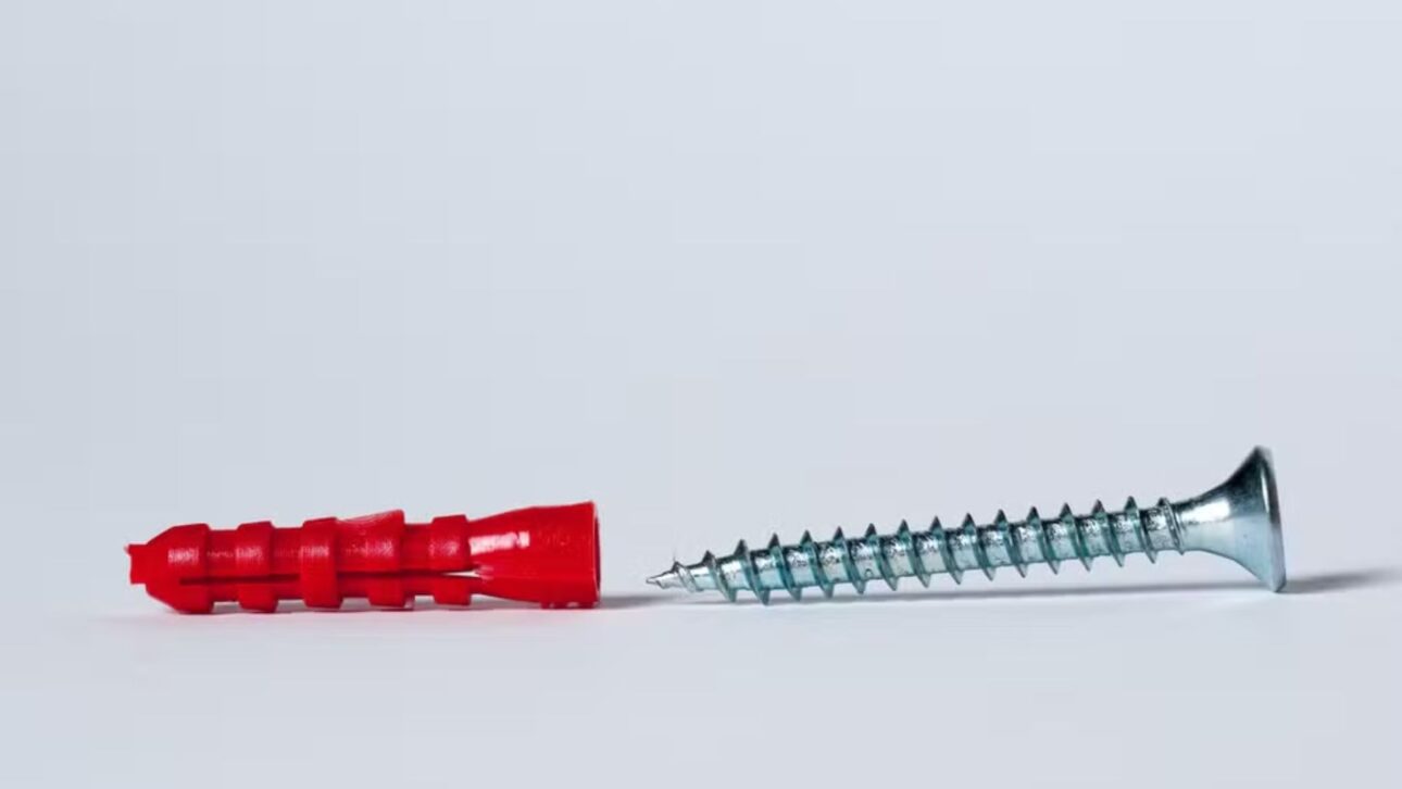 Descubra a origem da bucha de parafuso e como guerras, fibras de juta e grandes inventores moldaram sua evolução.
