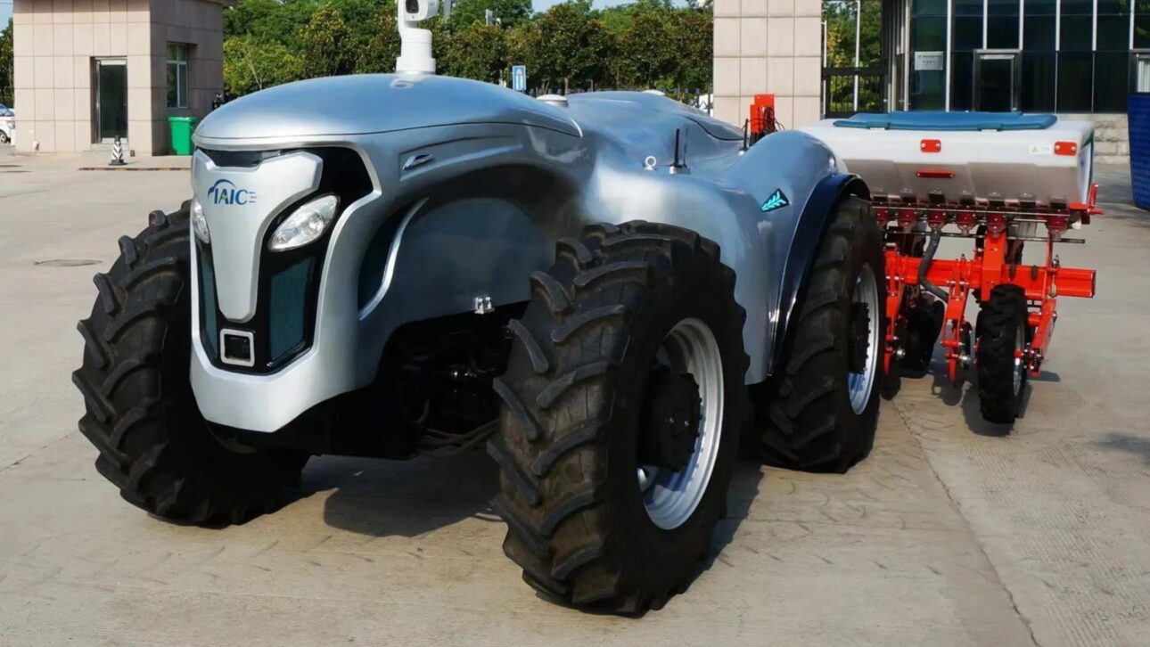 Trator autônomo chinês movido a hidrogênio usa IA, 5G e satélites para executar tarefas agrícolas com precisão e energia limpa.