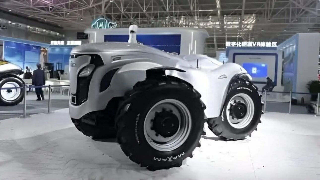 Trator autônomo chinês movido a hidrogênio usa IA, 5G e satélites para executar tarefas agrícolas com precisão e energia limpa.