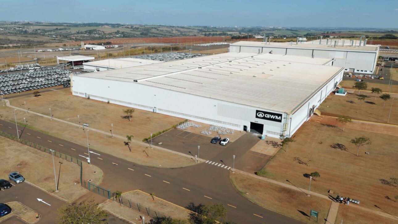 GWM inaugura fábrica em Iracemápolis com R$ 10 bi em investimentos, foco em híbridos plug-in e parceria para motor híbrido flex.