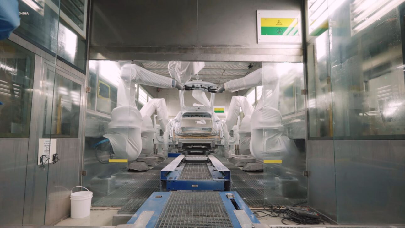 GWM inaugura fábrica em Iracemápolis com R$ 10 bi em investimentos, foco em híbridos plug-in e parceria para motor híbrido flex.