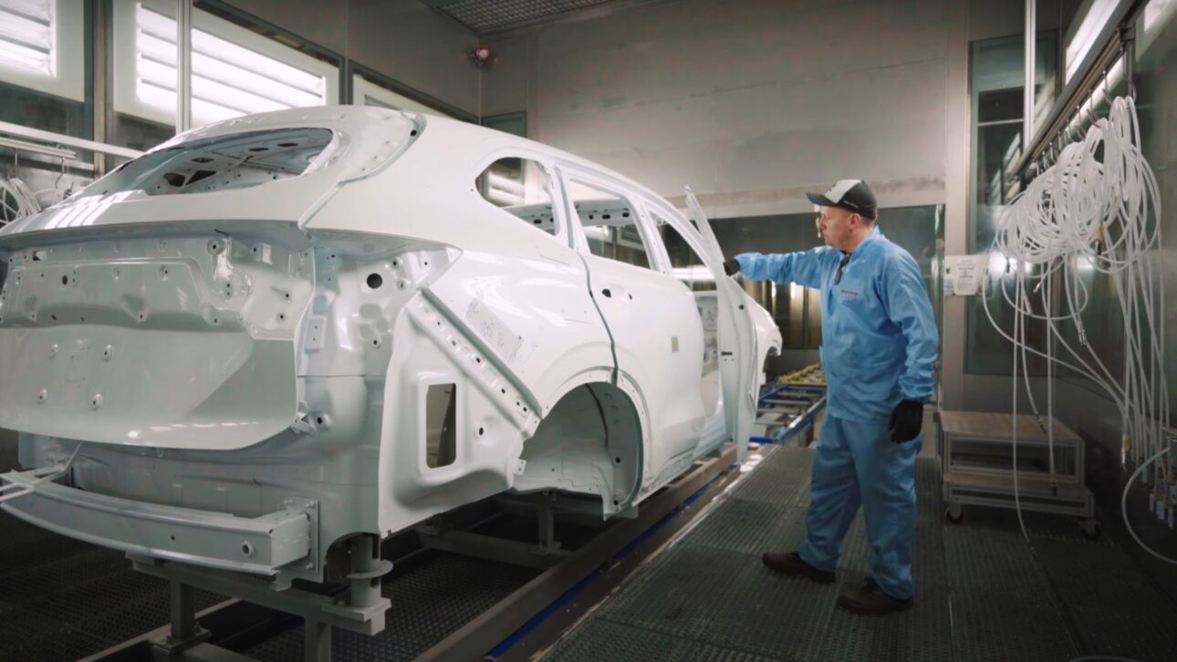 GWM inaugura fábrica em Iracemápolis com R$ 10 bi em investimentos, foco em híbridos plug-in e parceria para motor híbrido flex.