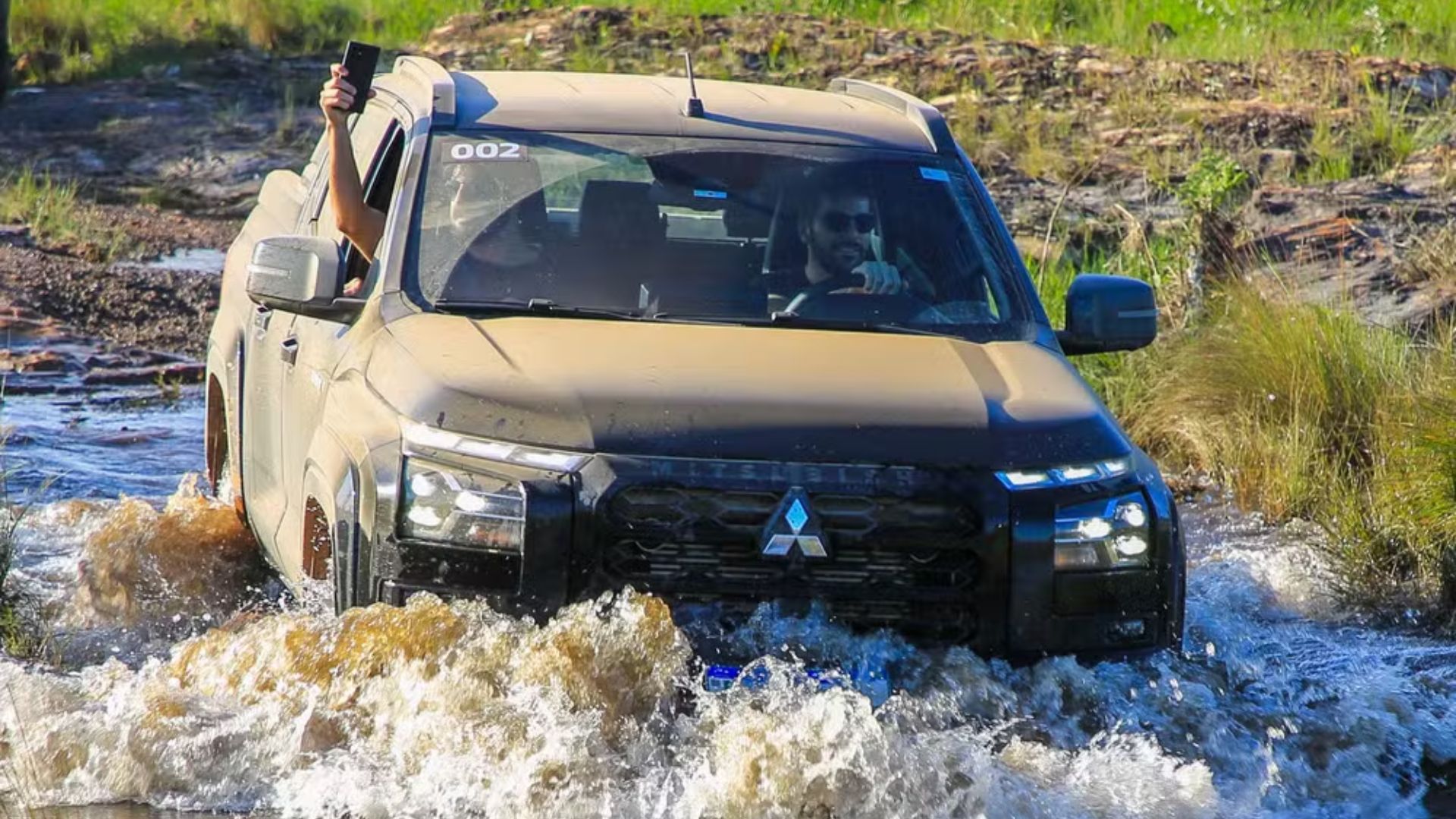 Mitsubishi Triton Katana chega com 205 cv, 7 modos off-road e direção elétrica, mas mantém central simples e acabamento básico.