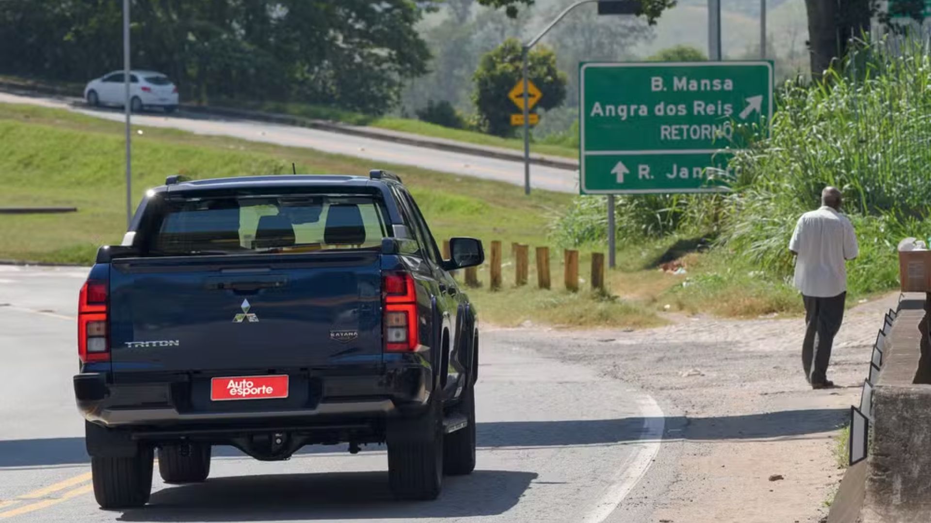 Mitsubishi Triton Katana chega com 205 cv, 7 modos off-road e direção elétrica, mas mantém central simples e acabamento básico.