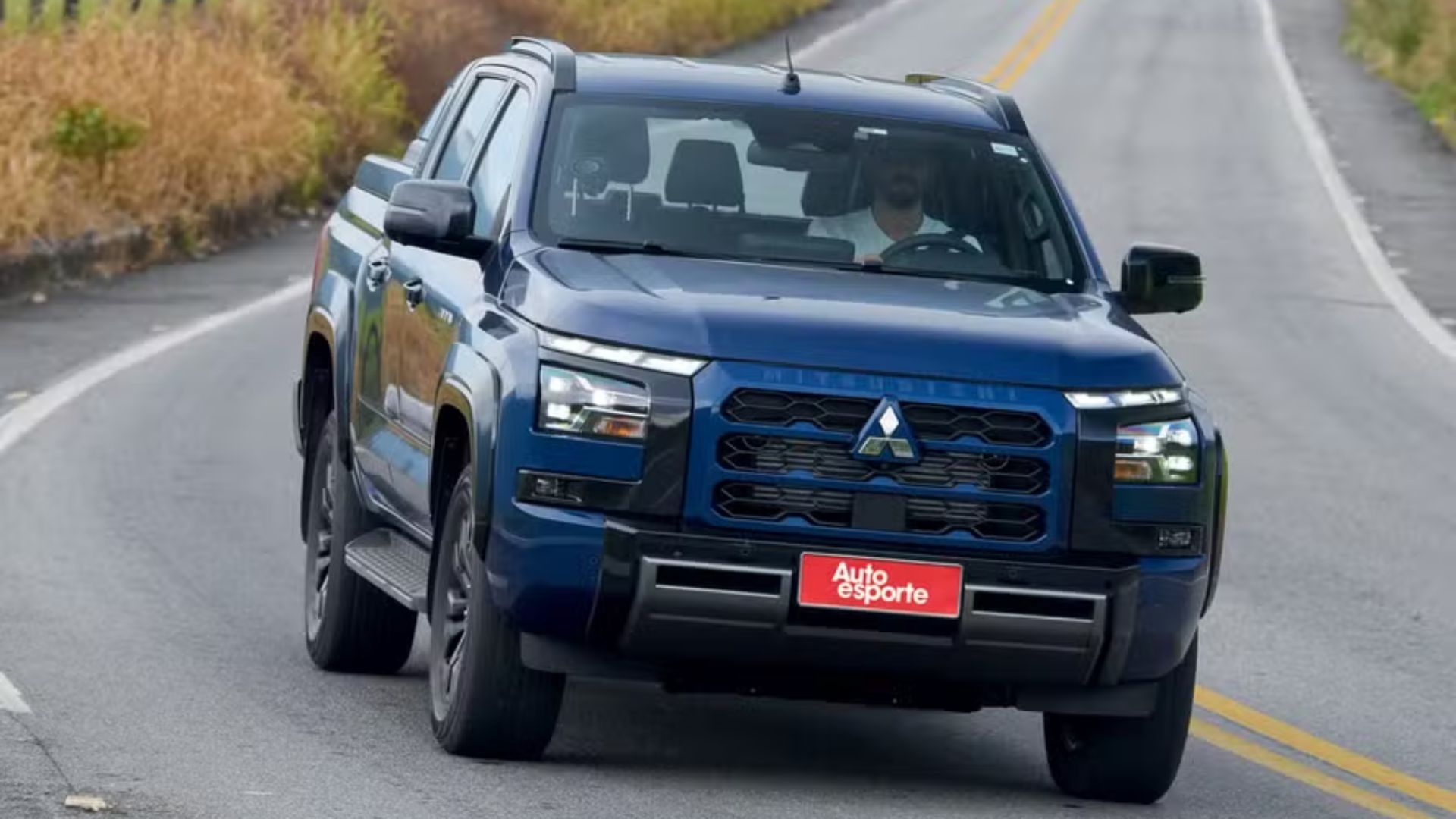 Mitsubishi Triton Katana chega com 205 cv, 7 modos off-road e direção elétrica, mas mantém central simples e acabamento básico.