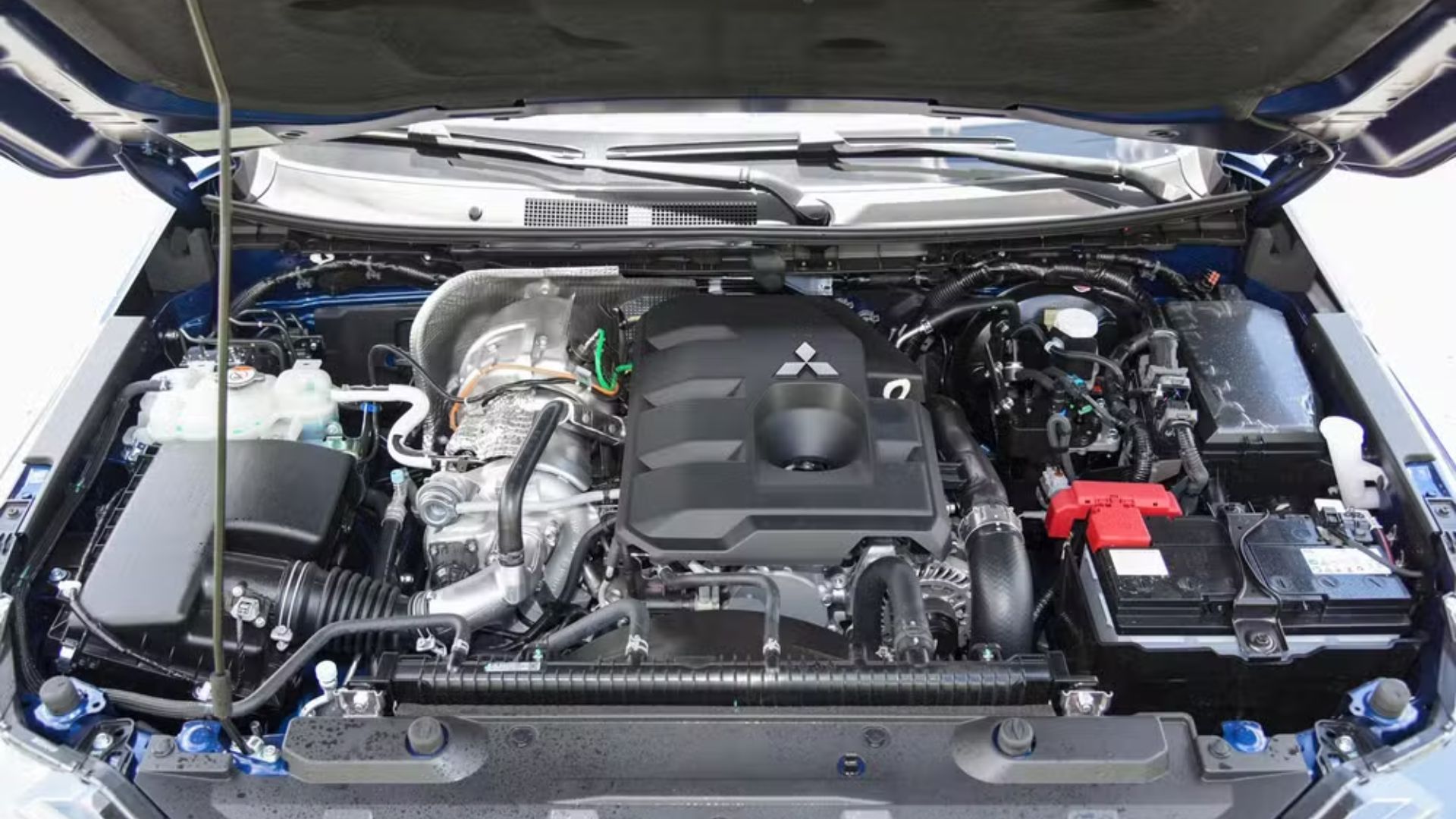 Mitsubishi Triton Katana chega com 205 cv, 7 modos off-road e direção elétrica, mas mantém central simples e acabamento básico.