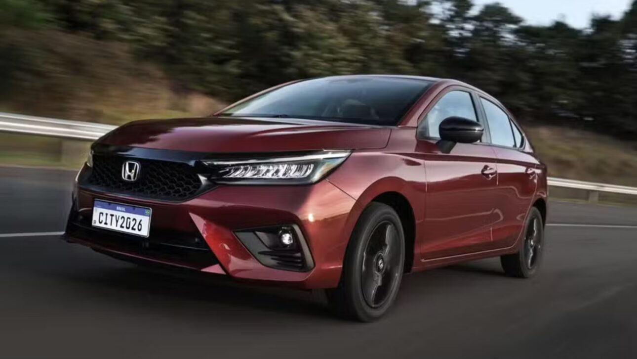 Honda lança City Touring Sport 2025 com motor 1.5 de 126 cv, câmbio CVT, visual Vermelho Supernova e pacote esportivo exclusivo.