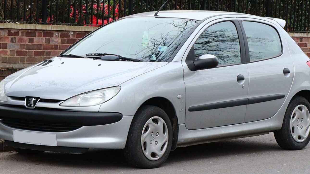 Peugeot 206, compacto que marcou época mas sofreu com problemas crônicos (Imagem: divulgação)