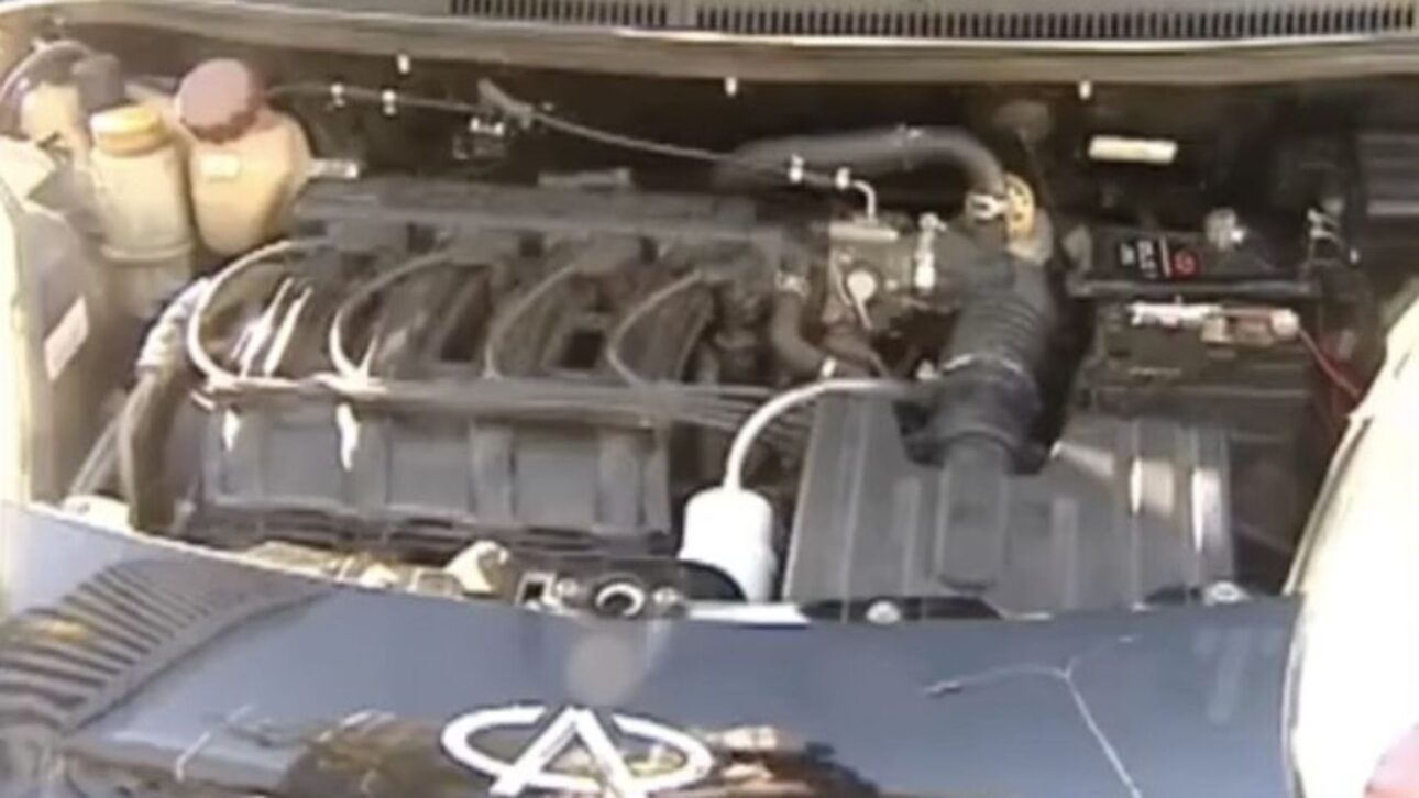 Brasileiro cria sistema que promete mover carros com água, oferecendo autonomia de 1000 km por litro e custo abaixo de R$ 2 mil.