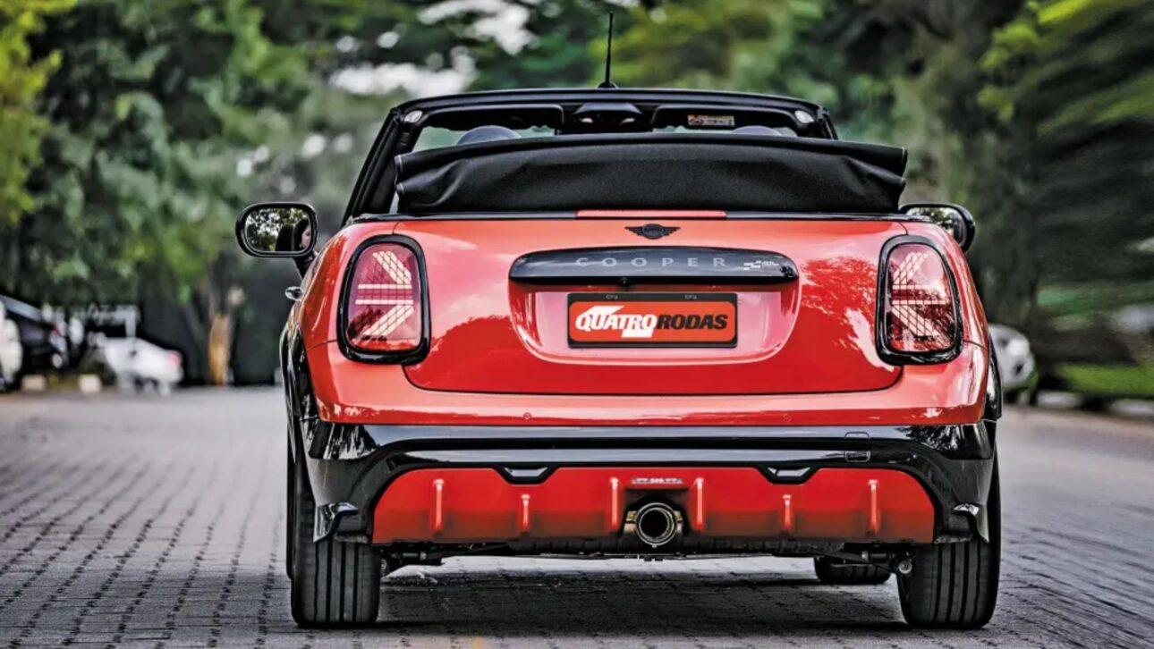Mini JCW Cabrio chega ao Brasil por R$ 349.990 com motor turbo, freios ventilados, capota elétrica e painel OLED à prova de sol. (Fernando Pires/Quatro Rodas)