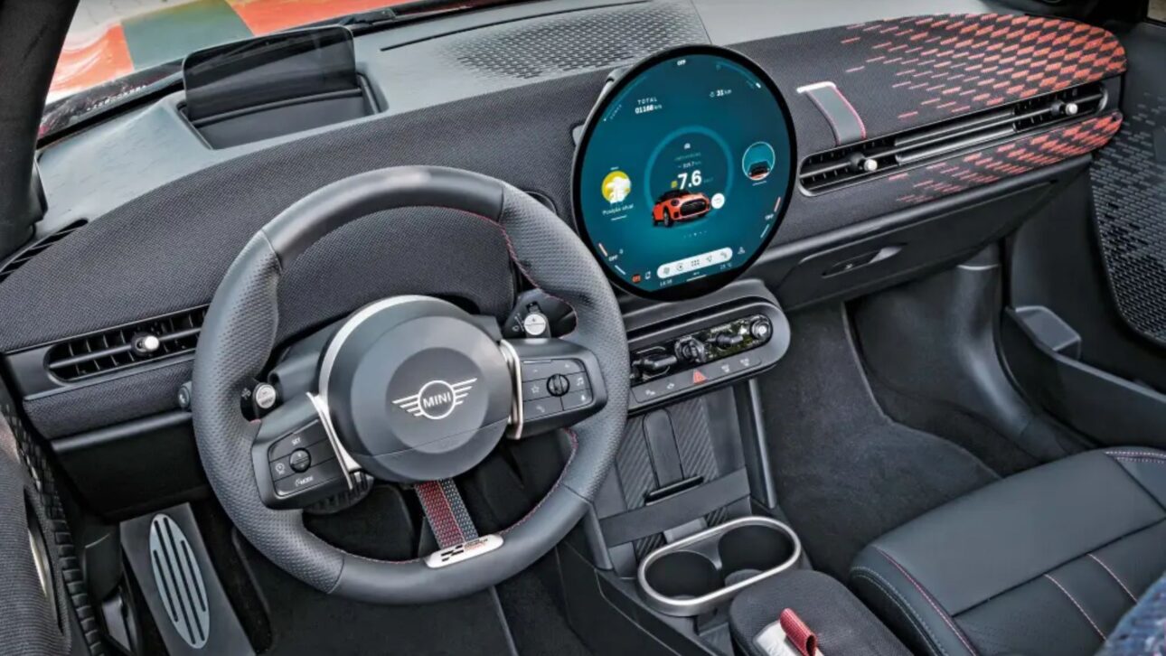 Mini JCW Cabrio chega ao Brasil por R$ 349.990 com motor turbo, freios ventilados, capota elétrica e painel OLED à prova de sol. (Fernando Pires/Quatro Rodas)