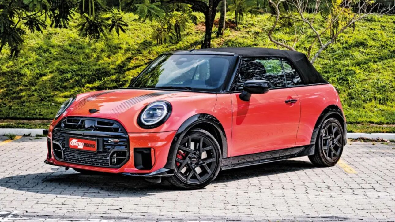 Mini JCW Cabrio chega ao Brasil por R$ 349.990 com motor turbo, freios ventilados, capota elétrica e painel OLED à prova de sol. (Fernando Pires/Quatro Rodas)