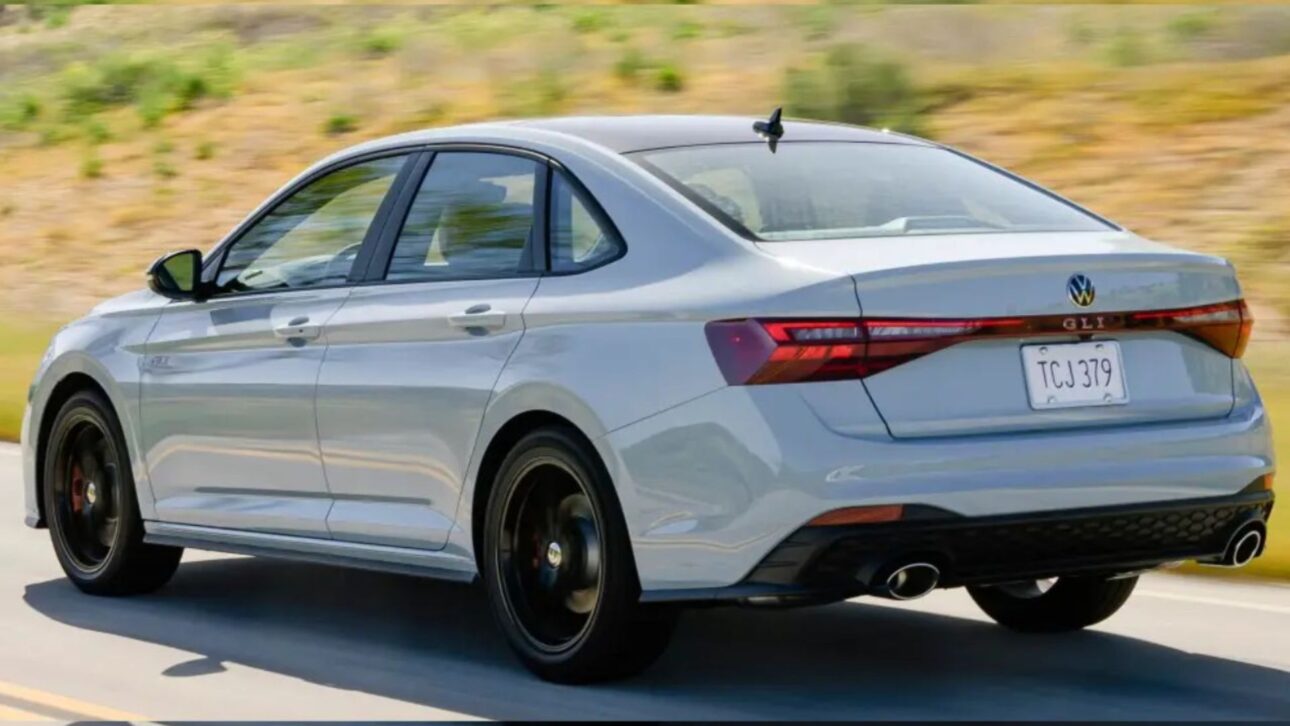Volkswagen Jetta GLI 2025 chega ao Brasil com motor 2.0 turbo de 230 cv, câmbio DSG e novo visual para rivalizar com Civic Si e Corolla. (Foto: Reprodução/carsdirect)