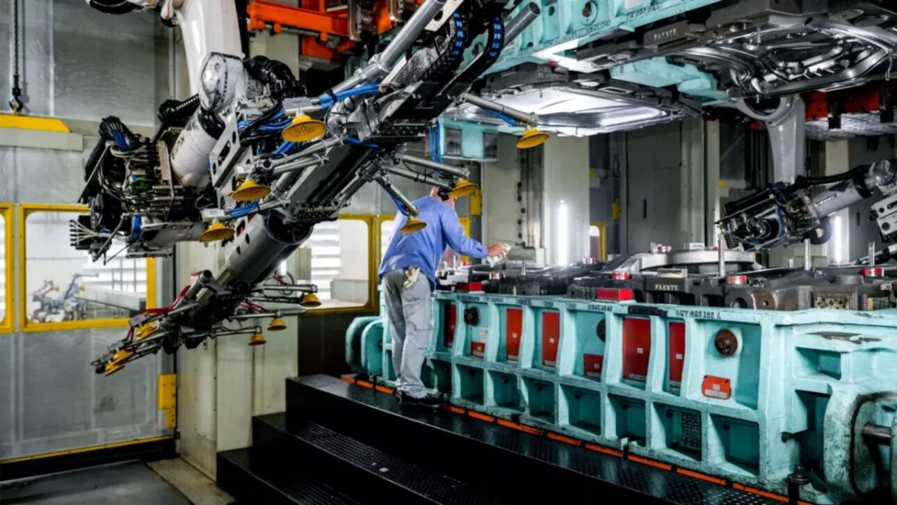 Descubra a fábrica da Volkswagen em São Bernardo com tour gratuito pela linha de montagem e acervo histórico de carros clássicos.