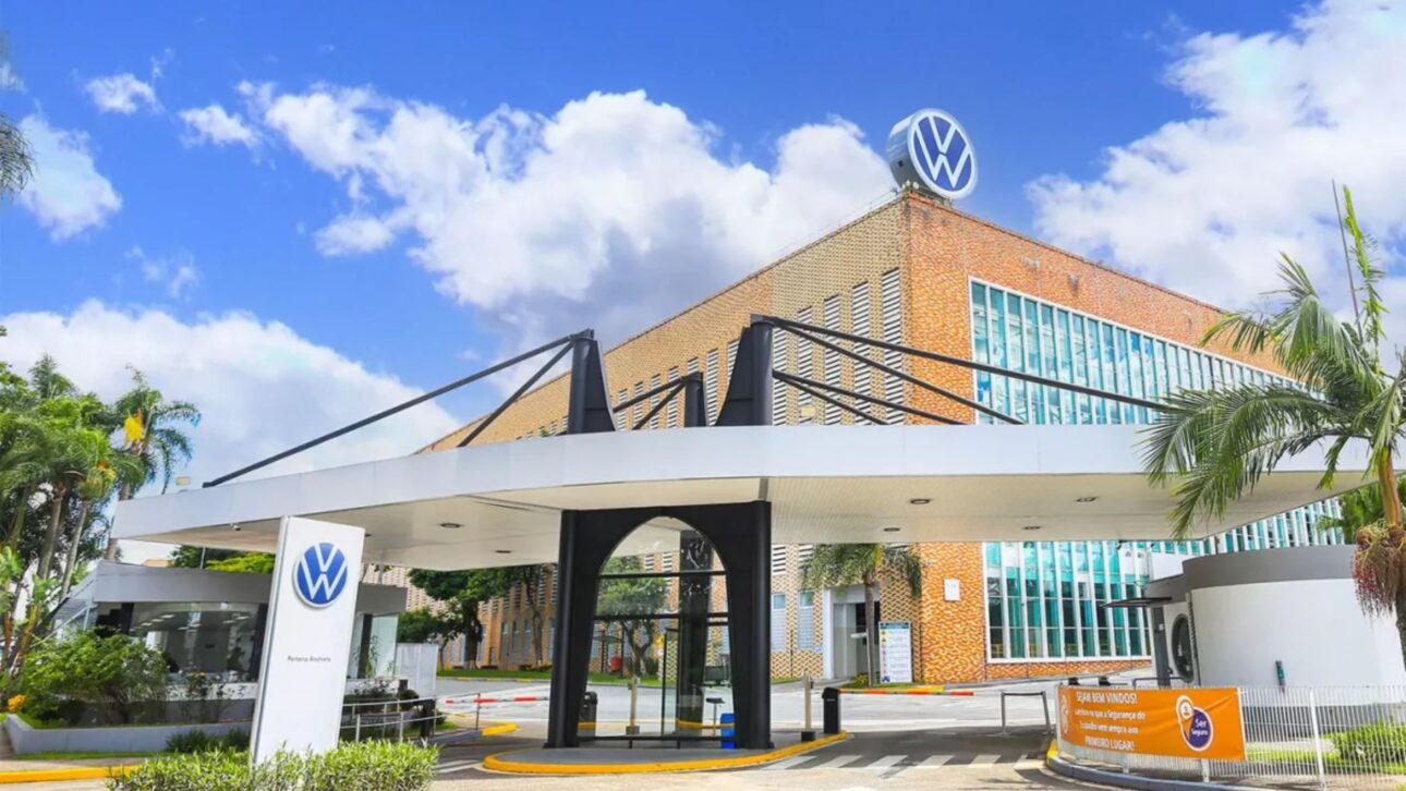 Descubra a fábrica da Volkswagen em São Bernardo com tour gratuito pela linha de montagem e acervo histórico de carros clássicos.