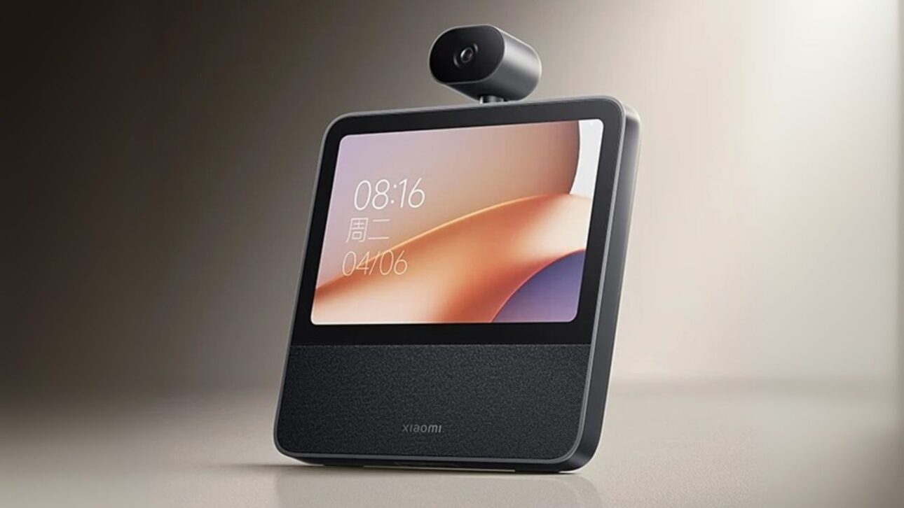 Xiaomi lança Smart Home Screen 8 com câmera PTZ 3K, rotação 360°, visão noturna e assistente Super Xiao AI para casas conectadas.