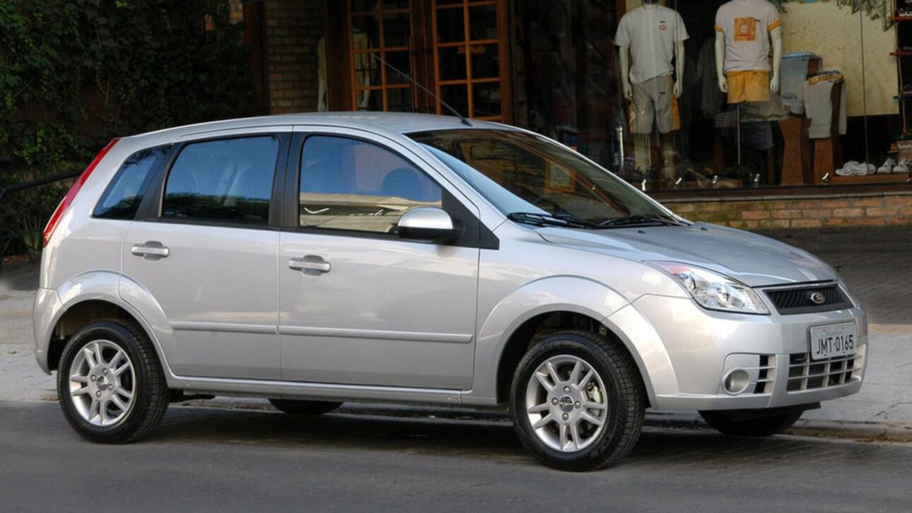 Ford Fiesta 1.6 hatch é um dos usados mais confiáveis até R$ 35 mil, com motor robusto e manutenção simples que cabe no bolso (Foto: reprodução)