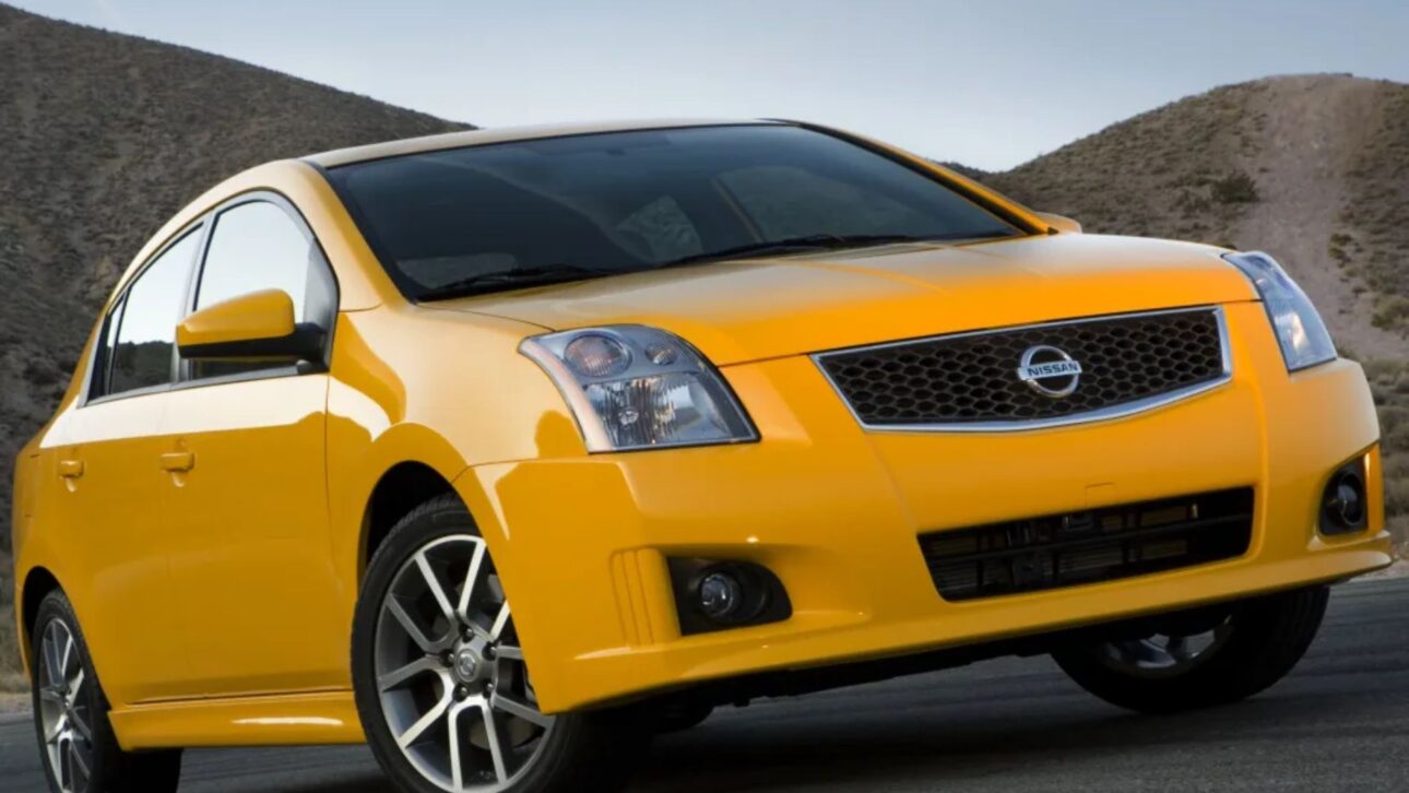 Nissan Sentra 2.0 oferece espaço de sedã médio, câmbio manual de 6 marchas e desempenho acima da média entre os usados econômicos (Foto: reprodução)
