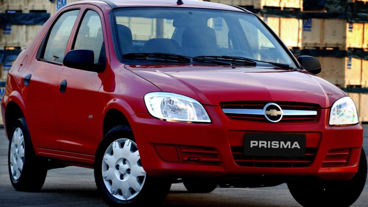 Chevrolet Prisma 1.0 alia economia de combustível, porta-malas espaçoso e custo de manutenção acessível, ideal para o dia a dia (Foto: reprodução)