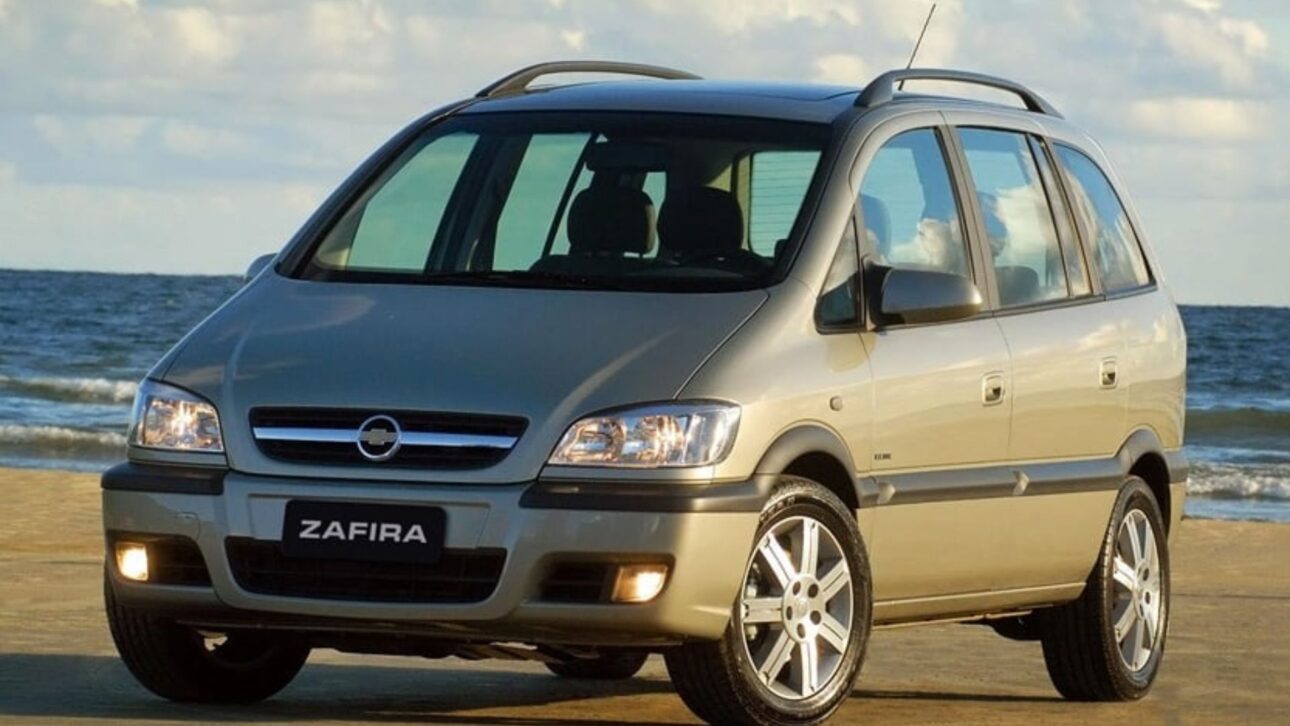 Chevrolet Zafira 2.0 é opção rara de 7 lugares até R$ 35 mil, com motor confiável e bom espaço interno para famílias (Foto: reprodução)