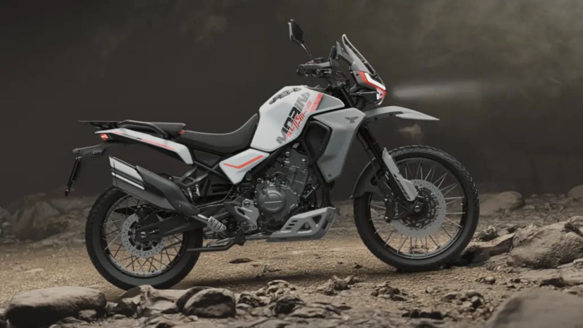Moto Morini Alltrhike 450 chega ao Brasil em 2026 com motor bicilíndrico, rodas 21/18 e painel digital com navegação integrada.