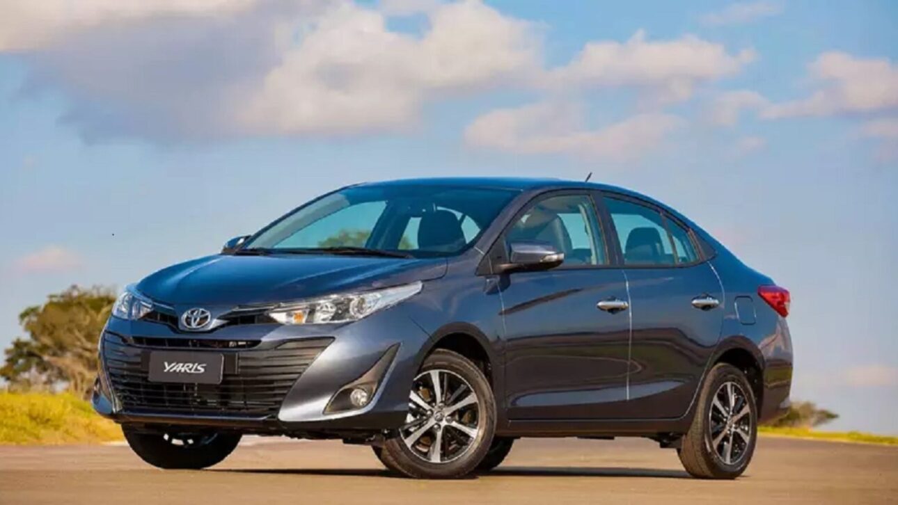 Toyota Yaris Sedan – Compacto confiável, muito utilizado por motoristas de aplicativo e conhecido pela robustez. (Imagem: divulgação)