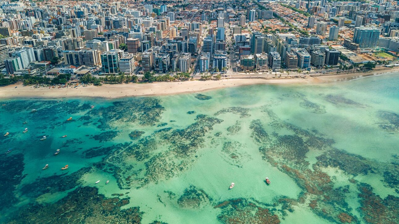 Imóveis de luxo em Alagoas chegam a R$ 35 mil por m² e diárias a R$ 11 mil, atraindo milionários e investidores ao litoral nordestino.