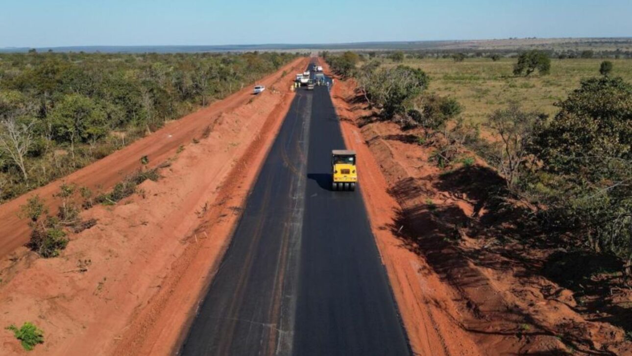 Obras da MS-338 avançam com R$ 329 milhões, incluindo ponte e rota para hexatrens da Suzano, que substituem 50 caminhões. (Imagem: Reprodução/Seilog)