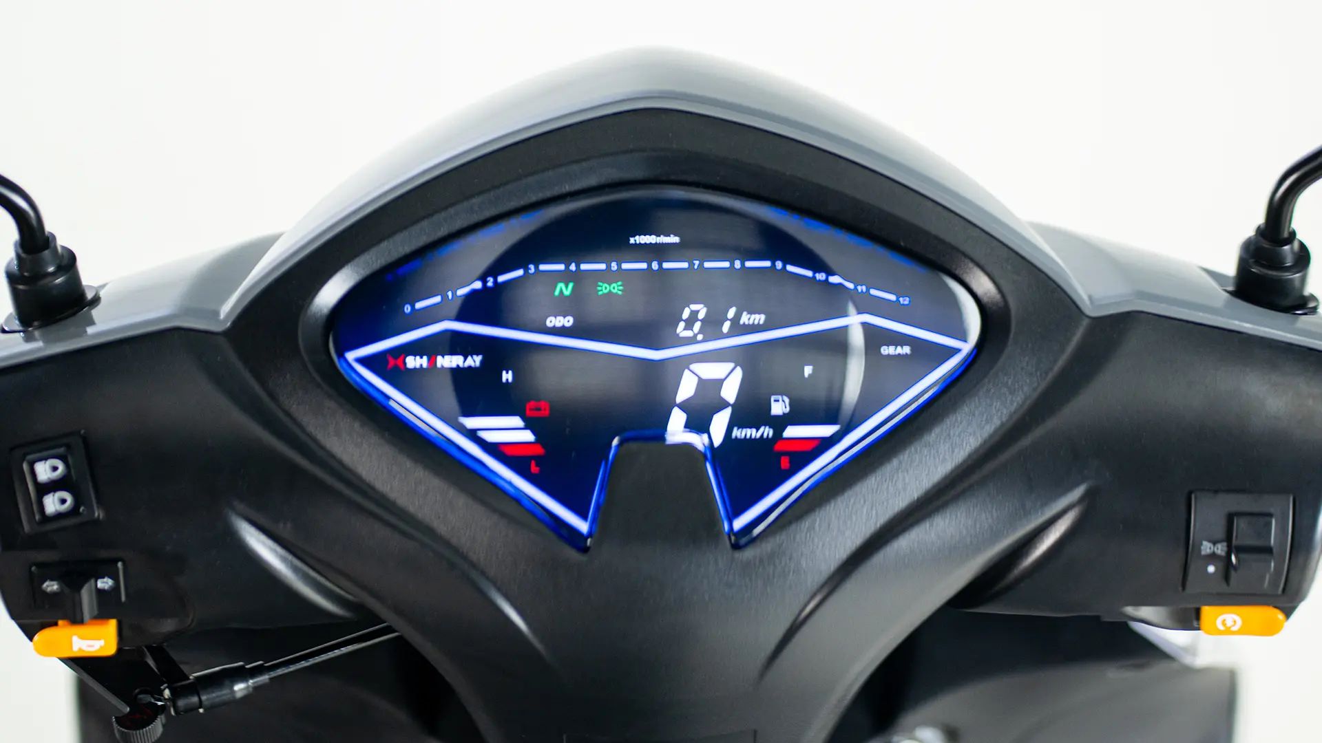 Confira 5 motos de até R$ 15 mil que podem ser pilotadas sem CNH categoria A. Modelos elétricos e a combustão ideais para o dia a dia urbano.