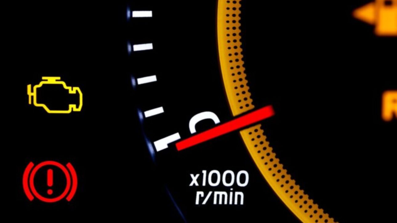 Luz do freio de mão piscando indica falha no sistema de frenagem. Descubra as causas e saiba como agir para manter seu carro seguro.