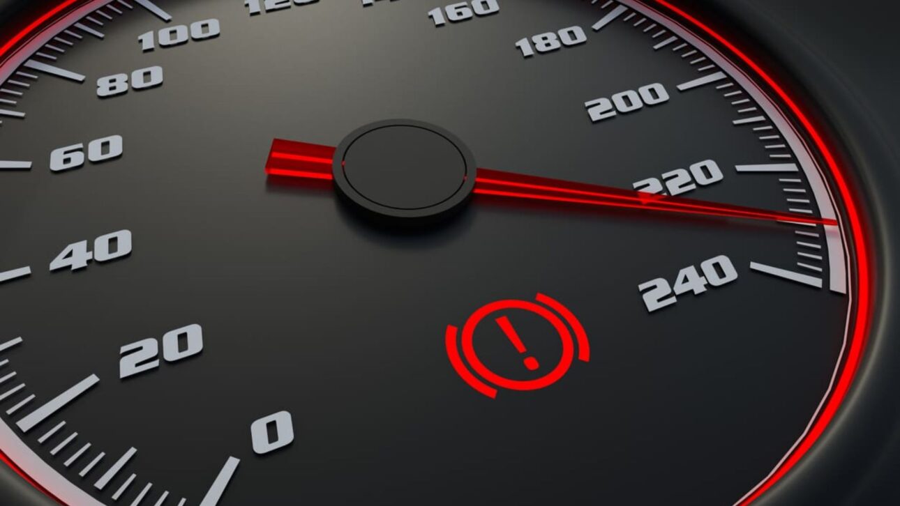 Luz do freio de mão piscando indica falha no sistema de frenagem. Descubra as causas e saiba como agir para manter seu carro seguro.