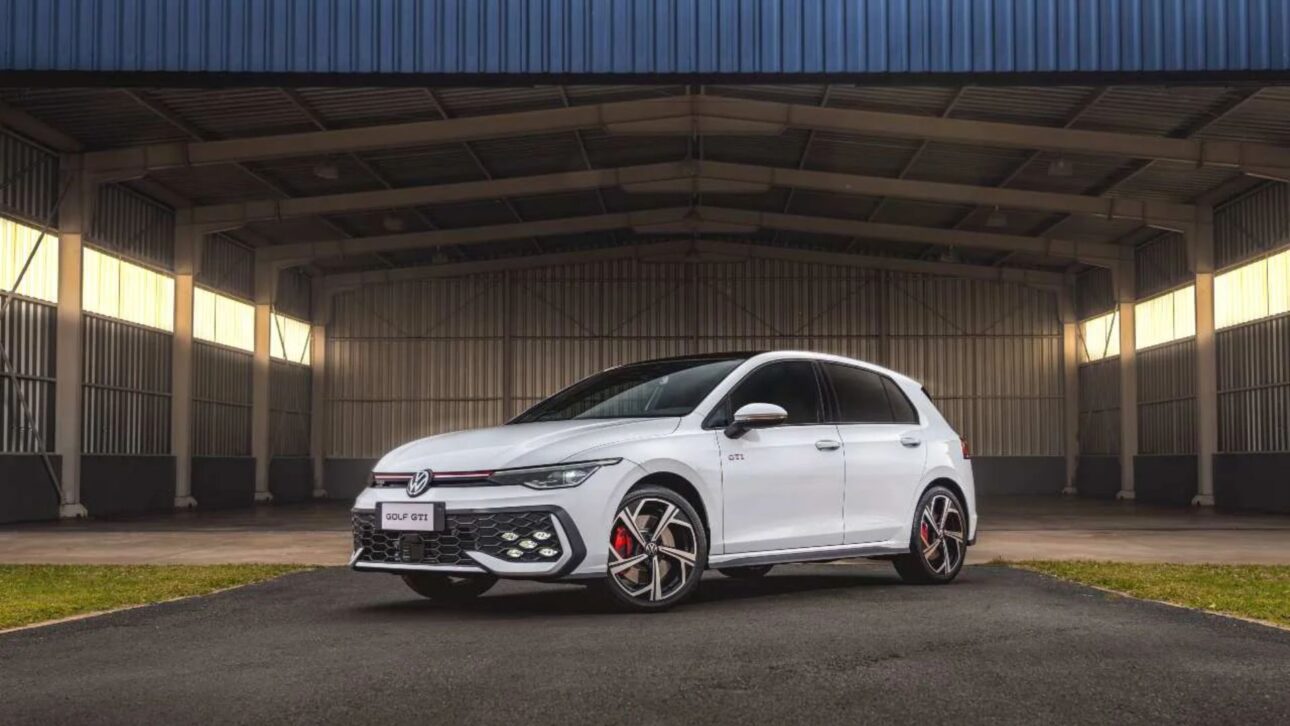 Volkswagen confirma Golf GTi 2025 no Brasil com motor 2.0 turbo de 265 cv, câmbio DSG e pacote europeu completo. Pré-venda em setembro.