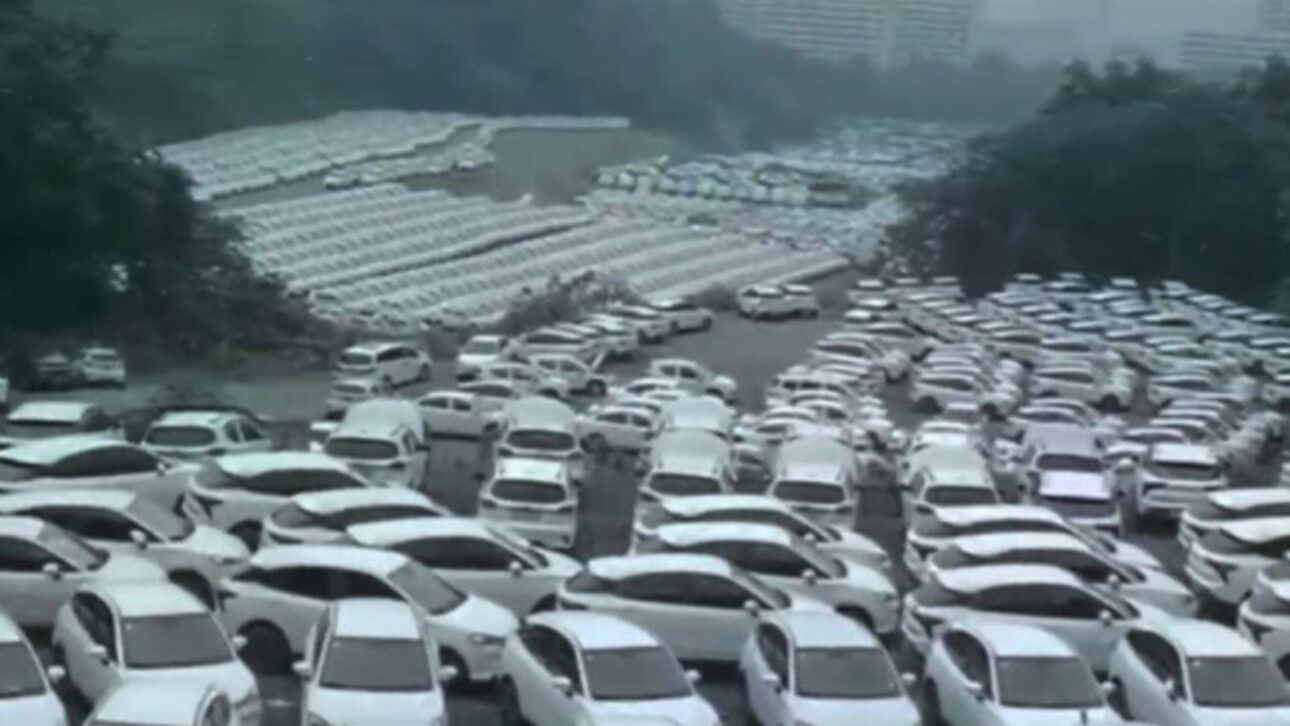 Cemitérios de carros elétricos na China revelam milhares de veículos abandonados após cortes de subsídios e falência de aplicativos.