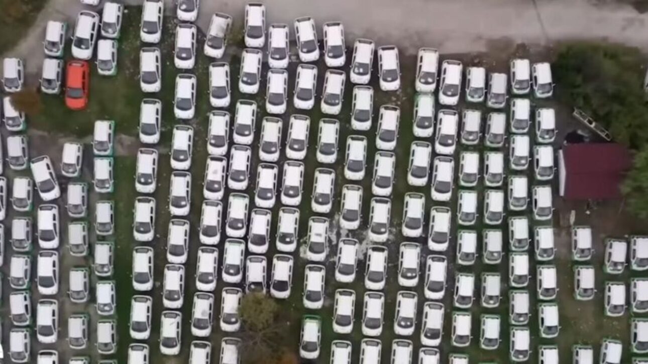 Cemitérios de carros elétricos na China revelam milhares de veículos abandonados após cortes de subsídios e falência de aplicativos.