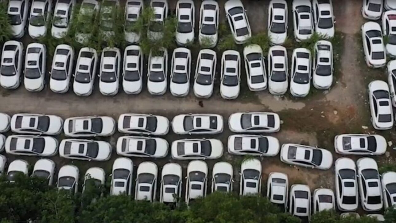 Cemitérios de carros elétricos na China revelam milhares de veículos abandonados após cortes de subsídios e falência de aplicativos.