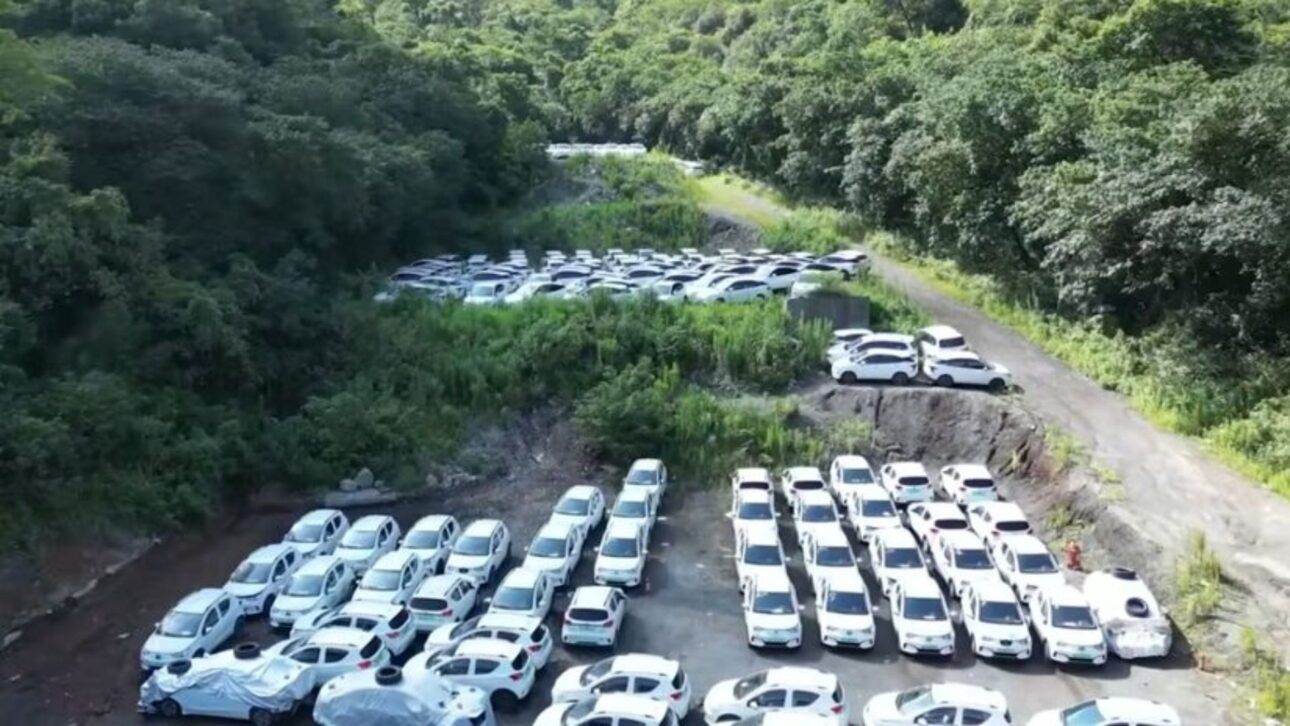 Cemitérios de carros elétricos na China revelam milhares de veículos abandonados após cortes de subsídios e falência de aplicativos.