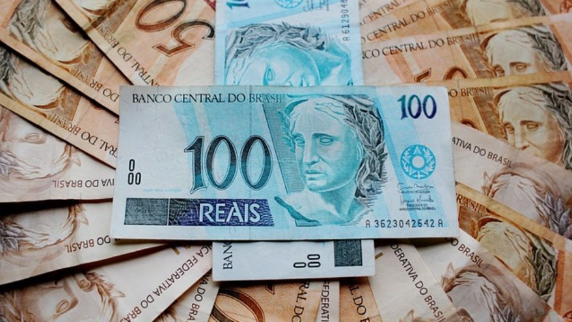 Salário mínimo de 2025 é de R$ 1.518 e afeta 59 milhões de brasileiros. Reajuste garante ganho real, mas terá limite até 2030.