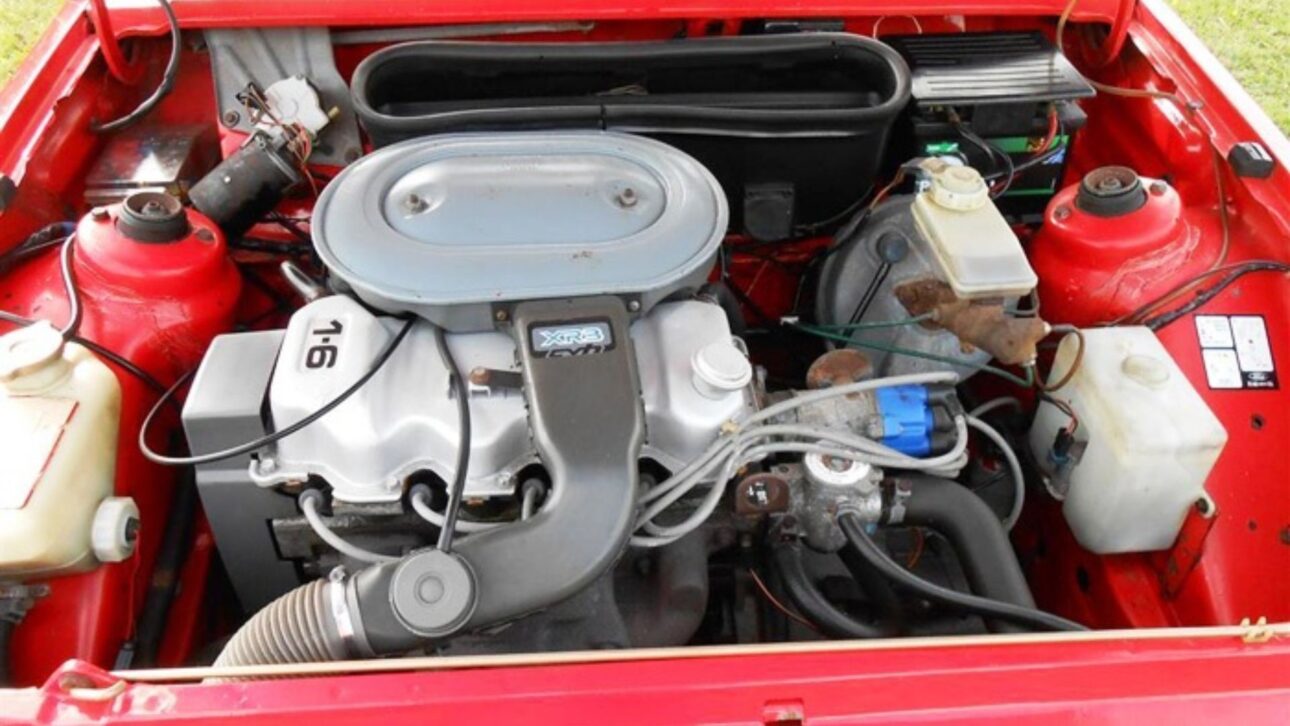 O confiável motor Ford CHT, derivado do projeto Renault Cléon-Fonte, marcou presença em modelos como Escort, Corcel e Del Rey a partir de 1984. Conhecido pela economia de combustível, suavidade no funcionamento e durabilidade, tornou-se uma escolha popular no Brasil nos anos 80 e 90. (Imagem: Reprodução)
