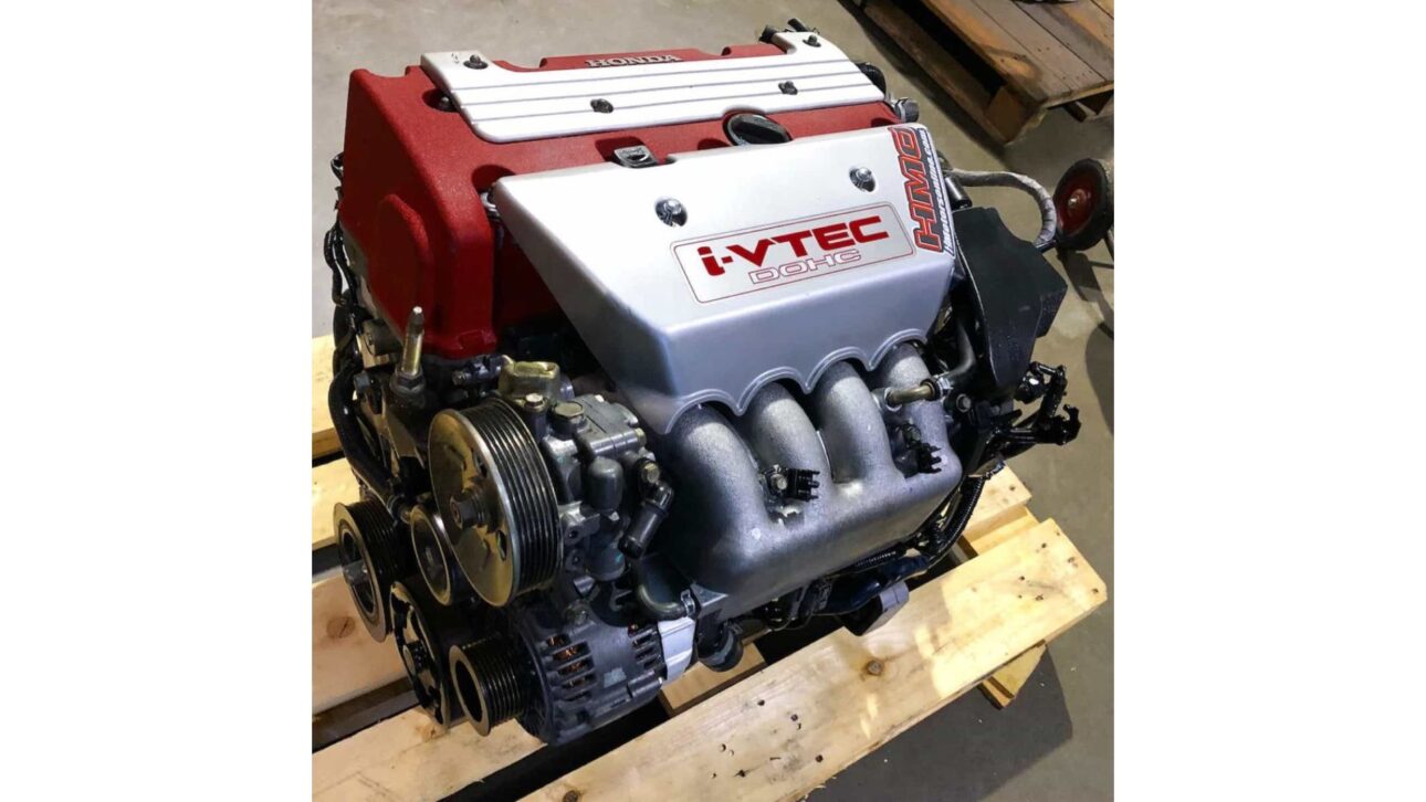 O moderno motor Honda K20 i-VTEC, utilizado no Civic Si entre 2007 e 2011, é celebrado por sua alta rotação, desempenho esportivo e confiabilidade mecânica. Com engenharia avançada e durabilidade comprovada, tornou-se referência entre os entusiastas de carros esportivos em todo o mundo. (Imagem: Divulgação)