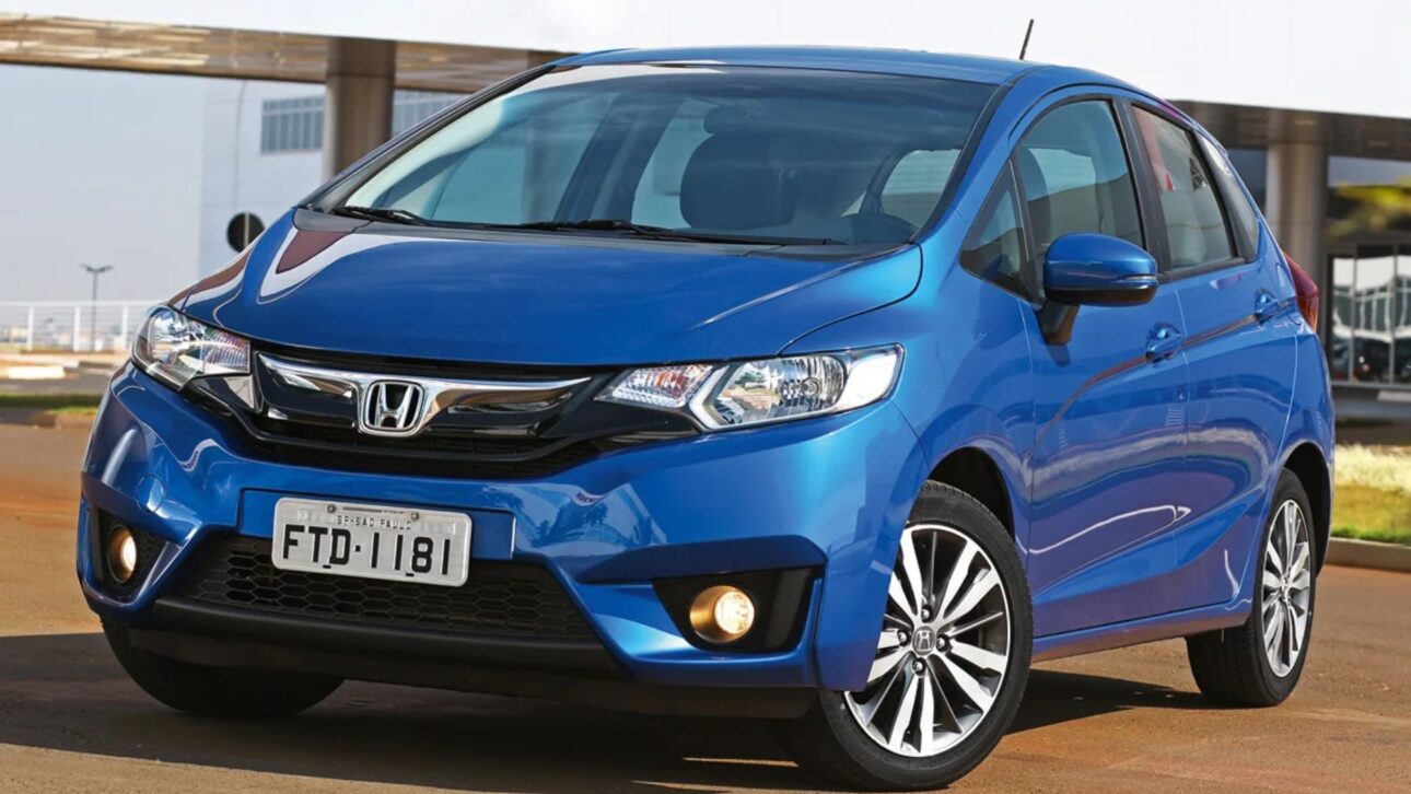 Honda Fit enfrenta queixas sobre câmbio CVT, ferrugem no capô e custos altos de manutenção, preocupando donos e interessados em seminovos.