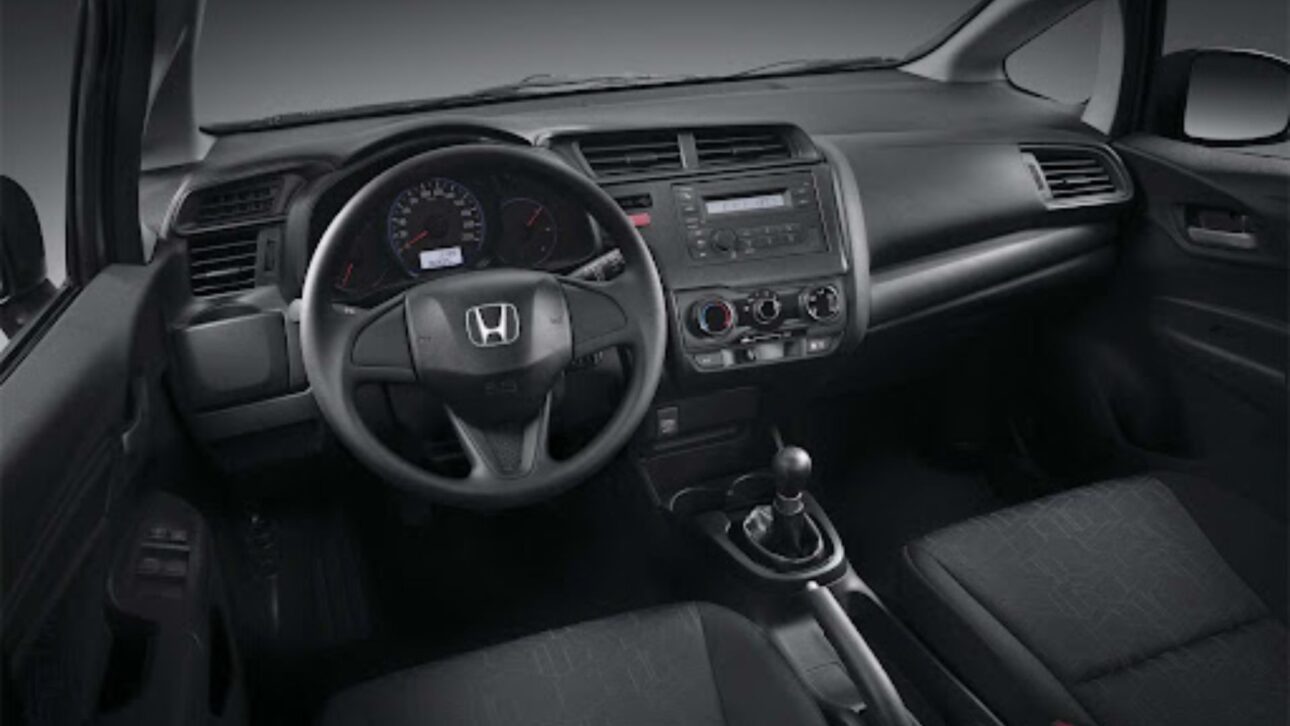 Honda Fit enfrenta queixas sobre câmbio CVT, ferrugem no capô e custos altos de manutenção, preocupando donos e interessados em seminovos.