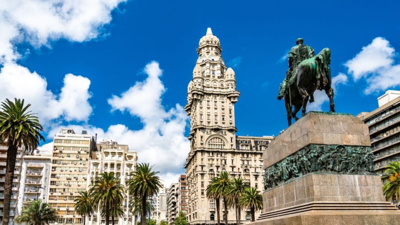 Palácio Salvo em Montevidéu, arquitetura histórica e turismo uruguaio. (Imagem: Kseniya Ragozina / Dreamstime)