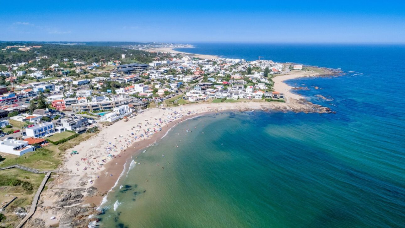 Praia de Punta del Este, belas praias do Uruguai e destino turístico. (Imagem: ElOjoTorpe / TripSavvy)