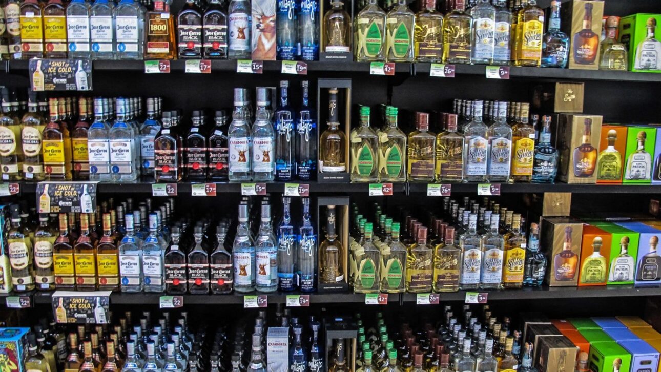 Free shops no Uruguai atraem brasileiros com preços baixos, produtos originais e garantia, tornando Rivera e Río Branco novos destinos de compras.