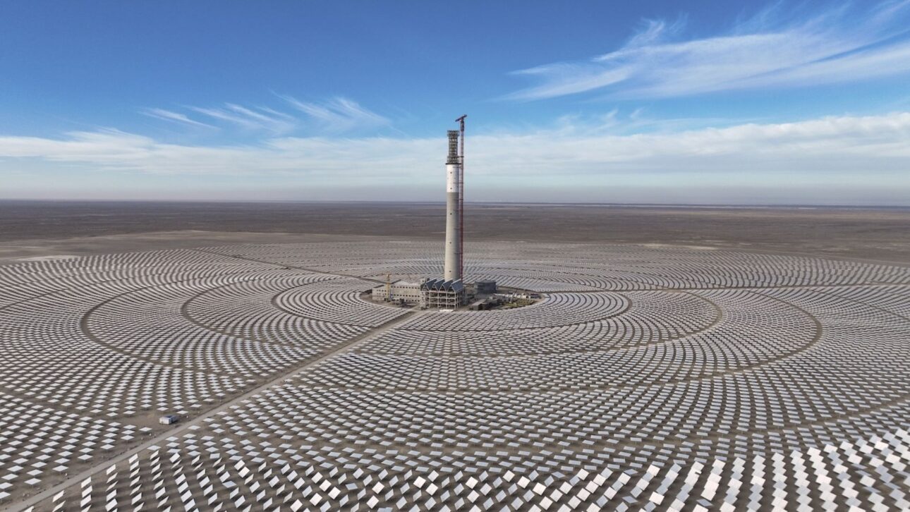 Planta solar térmica em Jiuquan destaca liderança da China em energia renovável eólica e solar no eletroestado. (Imagem: VCG / AP Photo)
