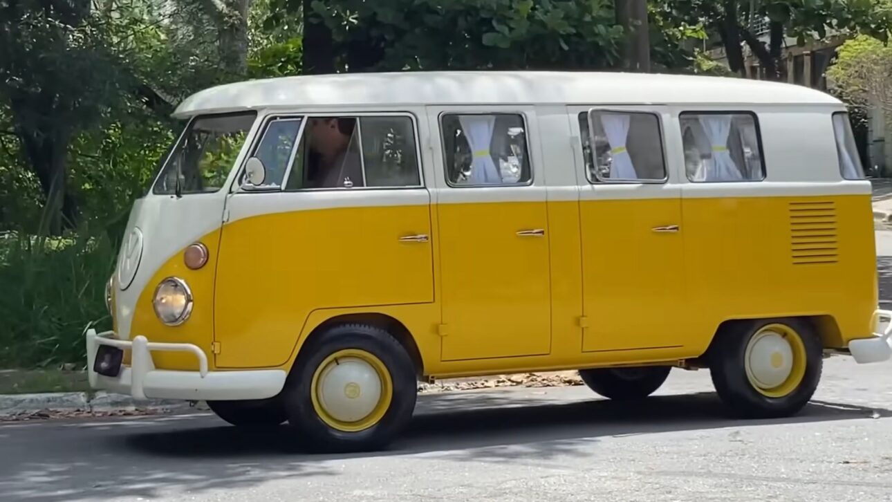 Descubra a rara VW Kombi de 6 portas, feita só no Brasil, com motor boxer resistente e design criado para transporte ágil de passageiros.