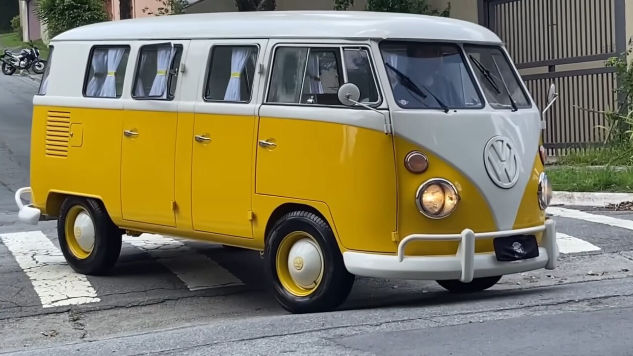 Descubra a rara VW Kombi de 6 portas, feita só no Brasil, com motor boxer resistente e design criado para transporte ágil de passageiros.
