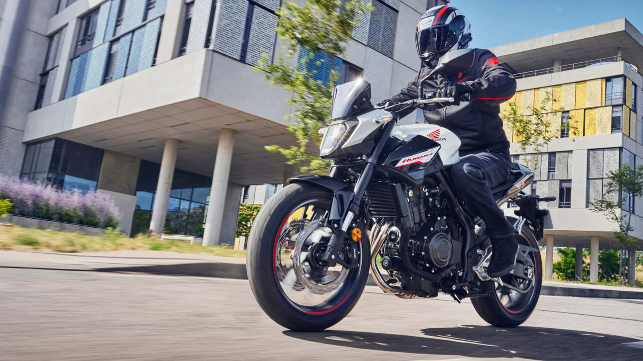 Nova Honda CB500 Hornet 2026 chega ao Brasil com painel TFT, motor reprogramado, design renovado e preço oficial de R$ 43.040.