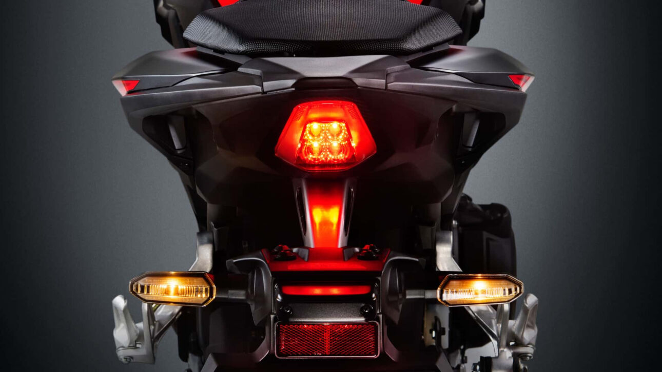 Nova Honda CB500 Hornet 2026 chega ao Brasil com painel TFT, motor reprogramado, design renovado e preço oficial de R$ 43.040.